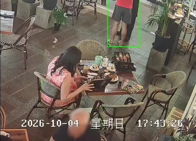 外国男女拒绝付Rm30餐费炒粿条里加胸毛 10 1