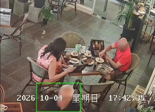 外国男女拒绝付Rm30餐费炒粿条里加胸毛 2 1