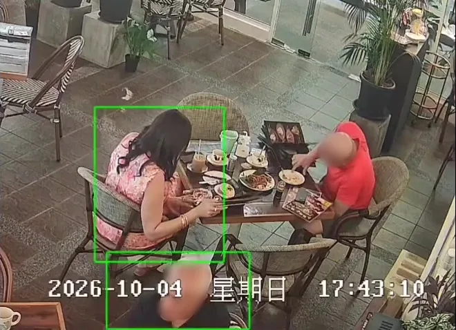 外国男女拒绝付Rm30餐费炒粿条里加胸毛 7 1