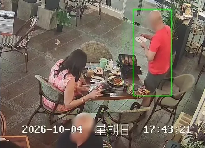 外国男女拒绝付Rm30餐费炒粿条里加胸毛 8 1